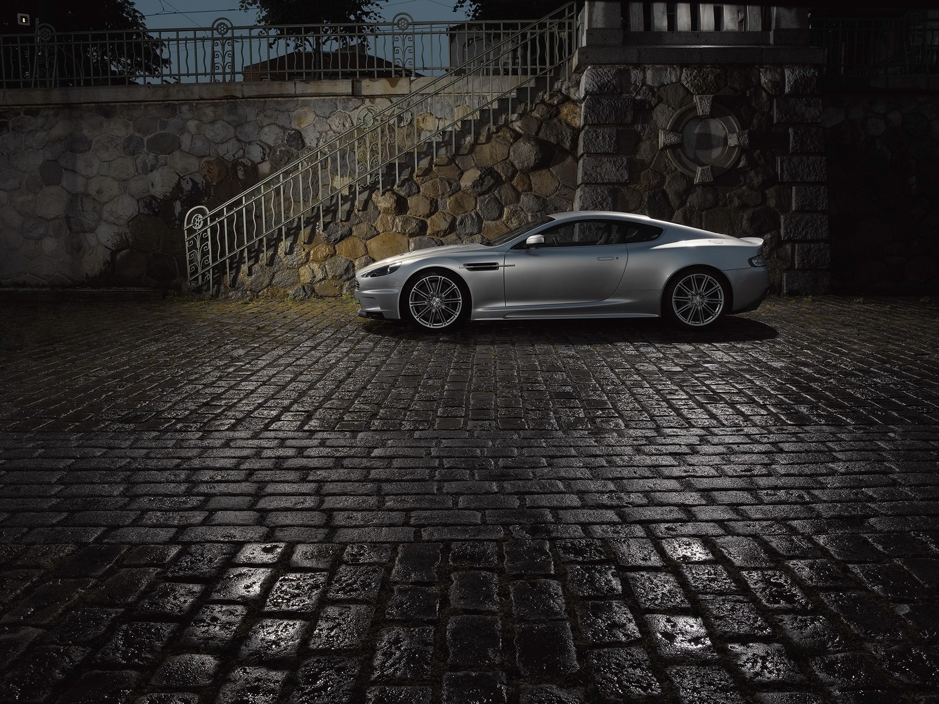 aston-martin tarde adoquines