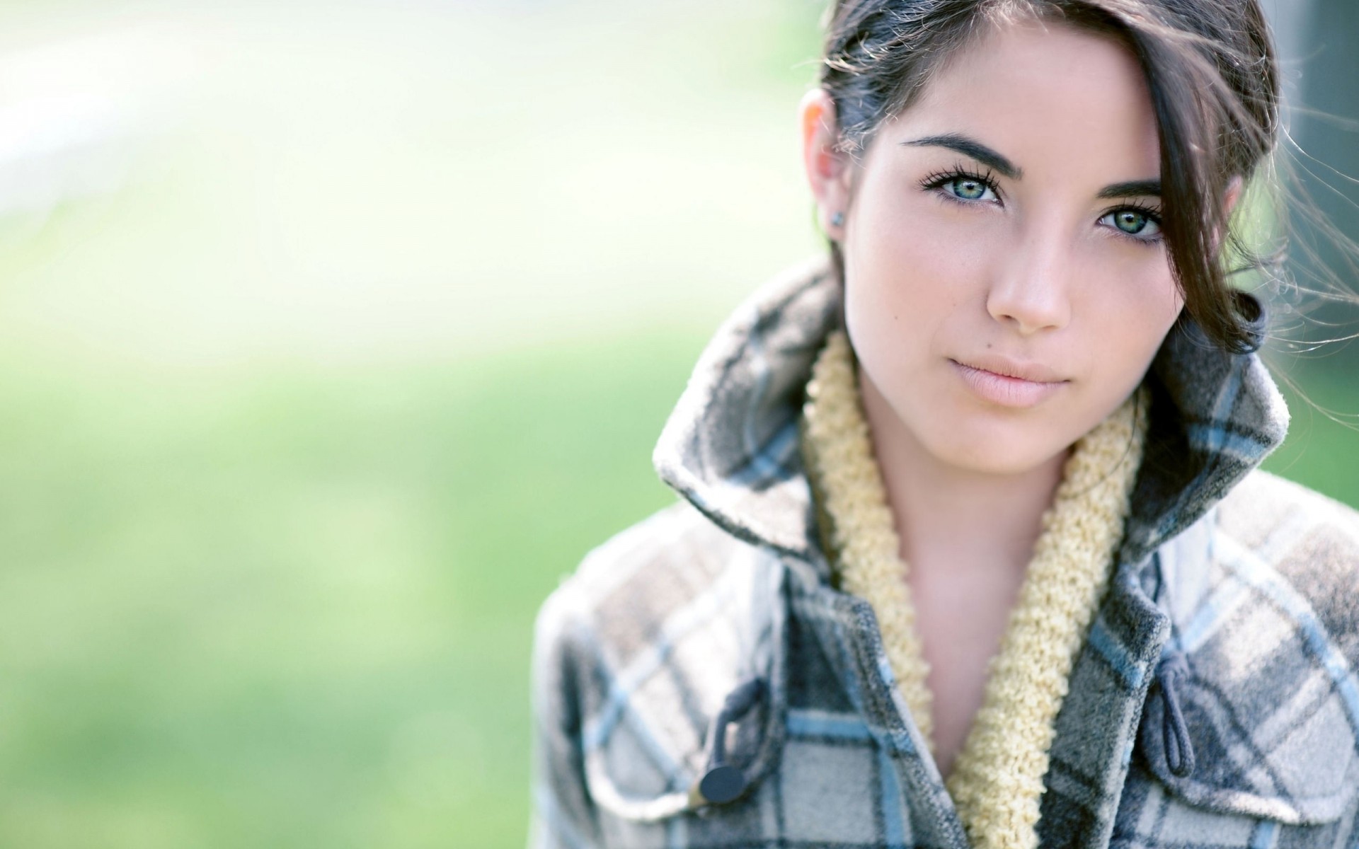 yeux verts brunette visage yeux