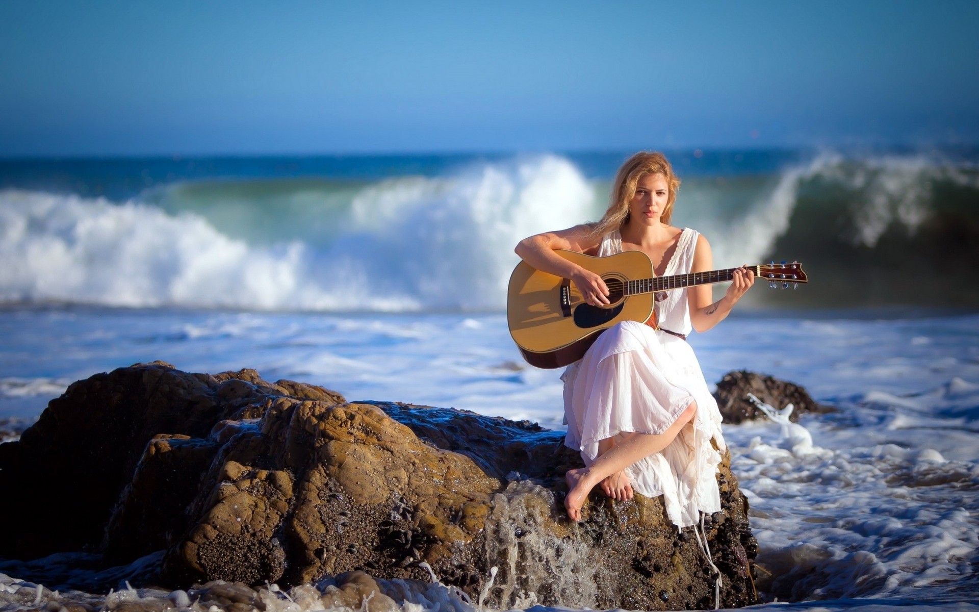 pierres mousse mer fille guitare