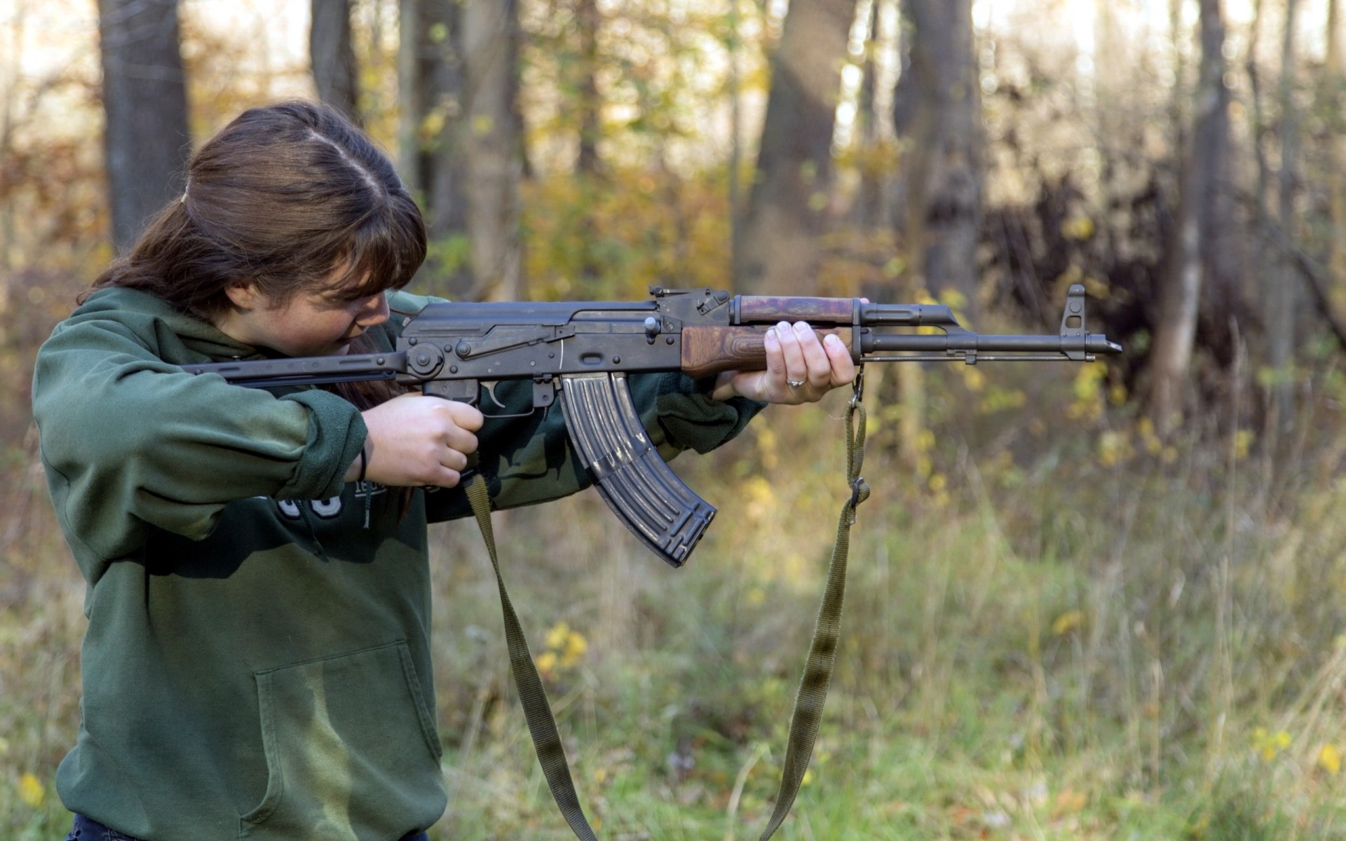 arme fille ak-47 mitrailleuse