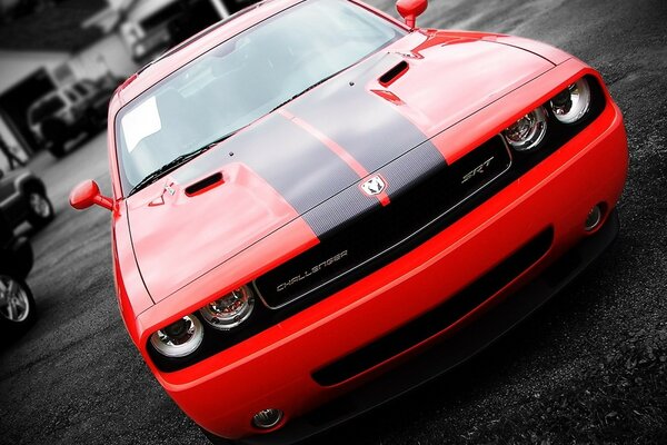 Voiture rouge, avec des rayures noires, fond gris