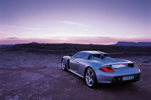 Porsche Carrera J. t. im Hintergrund des Abendhimmels