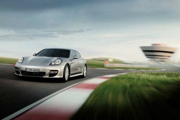 Porsche panamera a alta velocidad