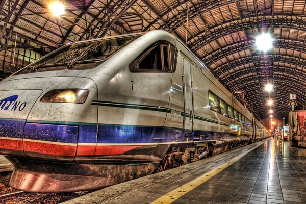 Train rapide à la belle gare