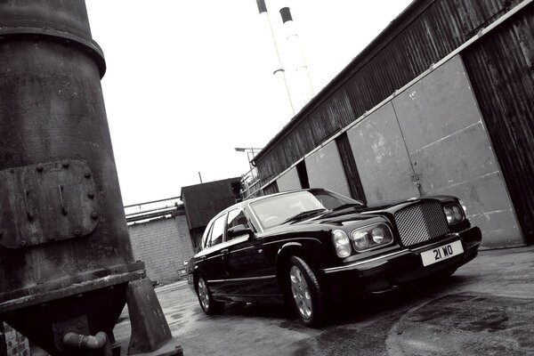 Voiture chic noire à côté des garages