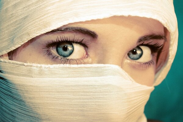 Fille en burqa avec les yeux bleus