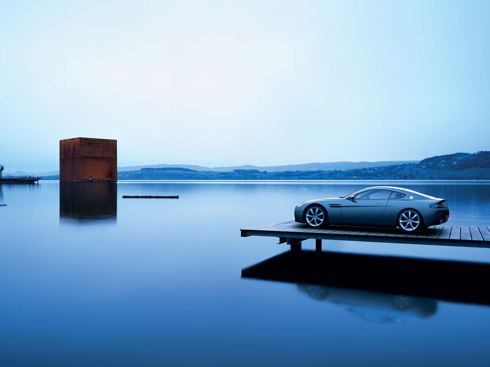 aston-martin noche muelle