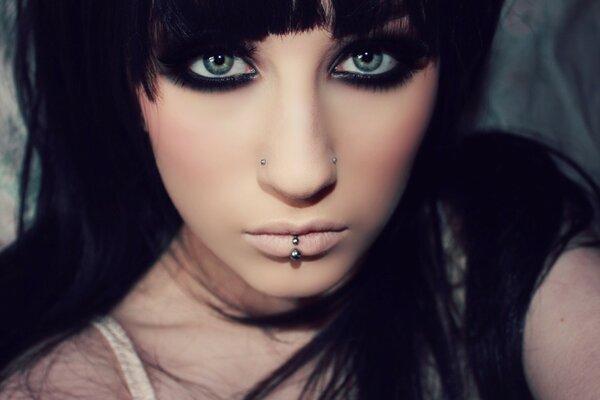 Emo fille avec des piercings