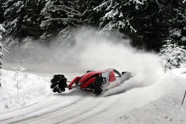 Winterrennen im Wald sind die extremsten auf solchen Autos