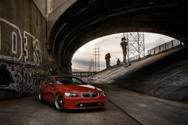 Roter BMW unter der Kanalbrücke