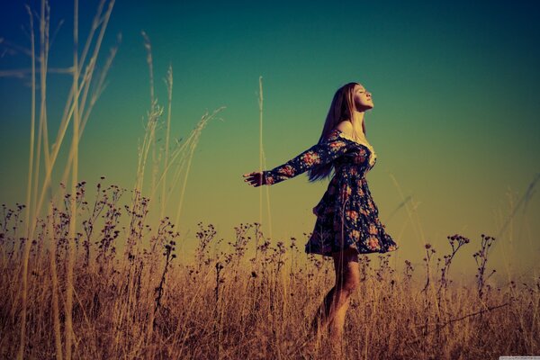 Fille libre sur le grand terrain