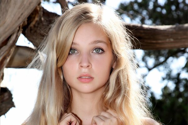 Belle jeune blonde. Grands yeux