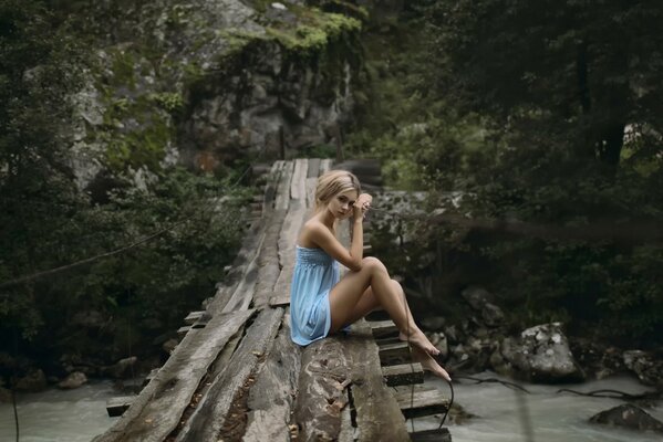 Chica en el puente con vistas al río