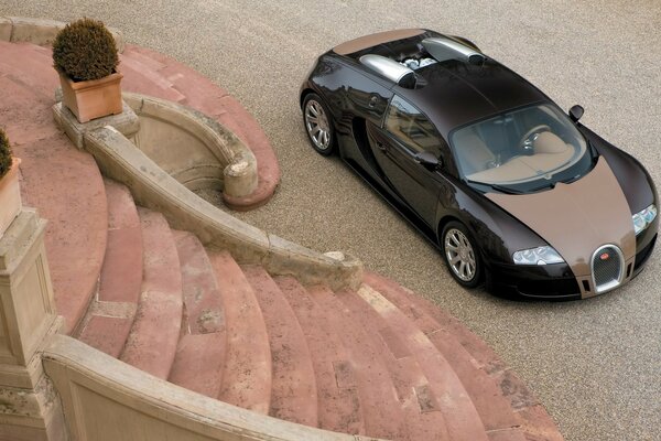 Bugatti Veyron parcheggiato davanti al portico