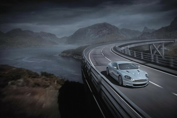 Le beau Aston Martin s enfuit dans les montagnes