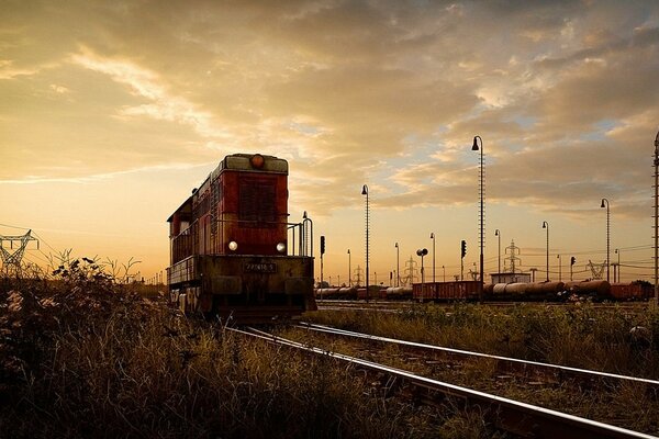 La locomotive diesel de l ancien modèle de production soviétique peut transporter jusqu à 50 wagons sur la queue