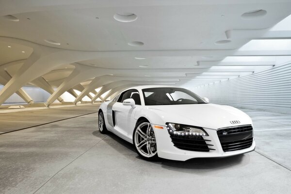 Audi blanc sous la verrière du parking 