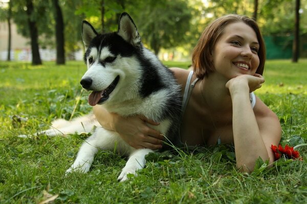 Fille avec chien se trouvent sur l herbe