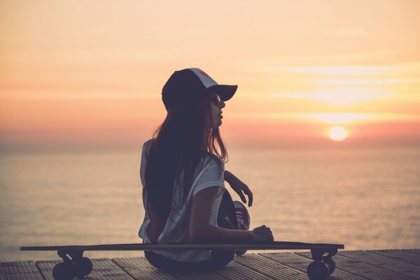 Skater Mädchen auf Sonnenuntergang Hintergrund