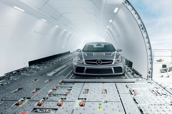 Mercedes sl-65 a bordo dell aereo