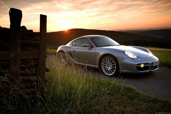 Porsche es tan rápido que no puede atrapar su puesta de sol