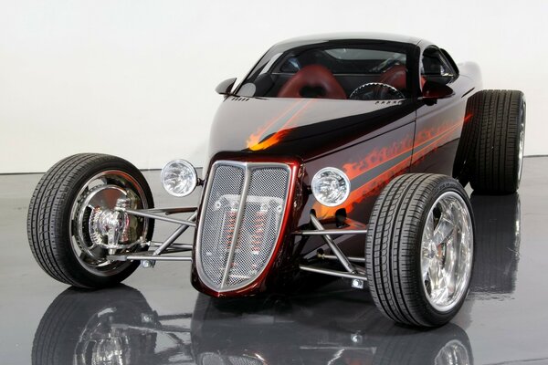 Sportliche Hot Road mit feuriger Airbrush