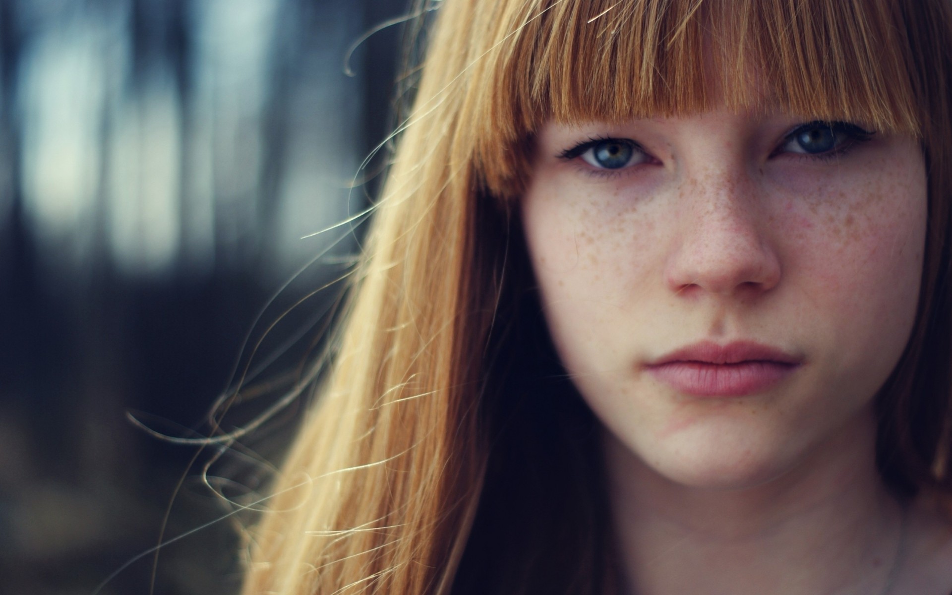 faccia ragazza vista lentiggini