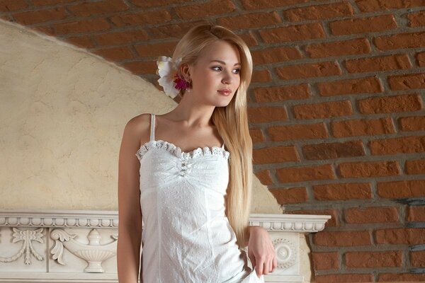 Photoshoot fille en robe blanche