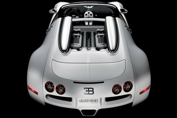 Bugatti argento su sfondo nero