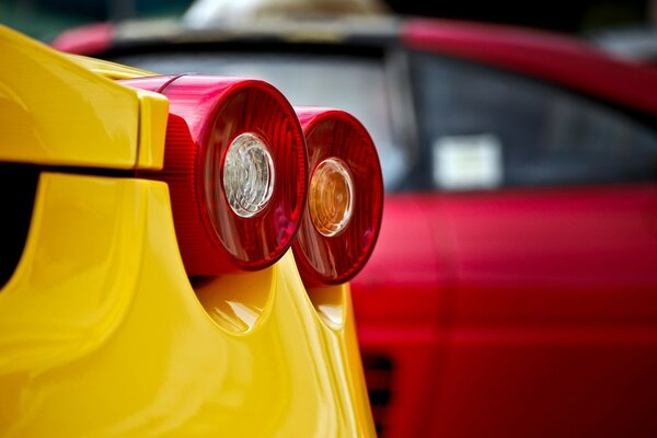 Deux phares rouges sur une voiture jaune