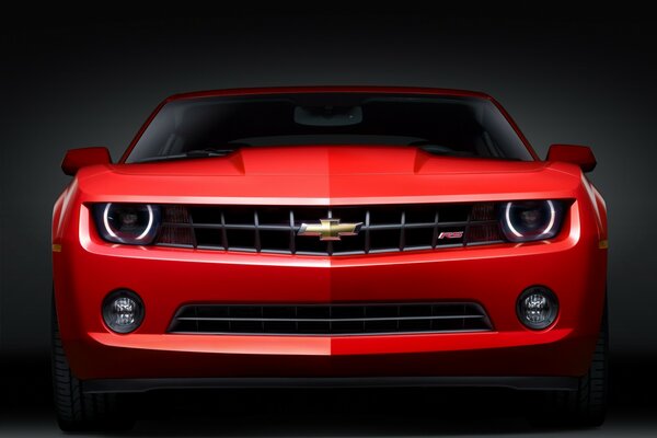 Davanti alla chevrolet Camaro rossa