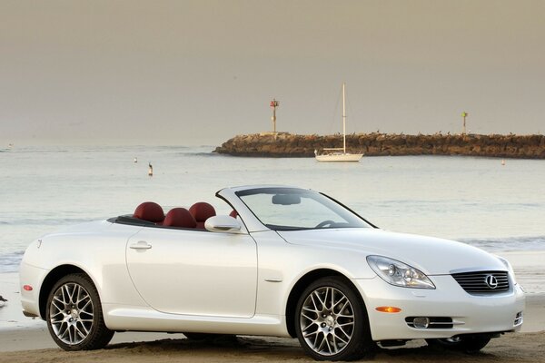 Lexus convertible frente al mar