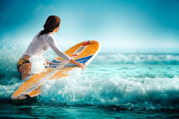 Jouer avec les vagues bleues dans la mer