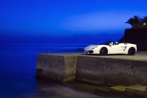 Un coche deportivo blanco estropea. hermosa vista