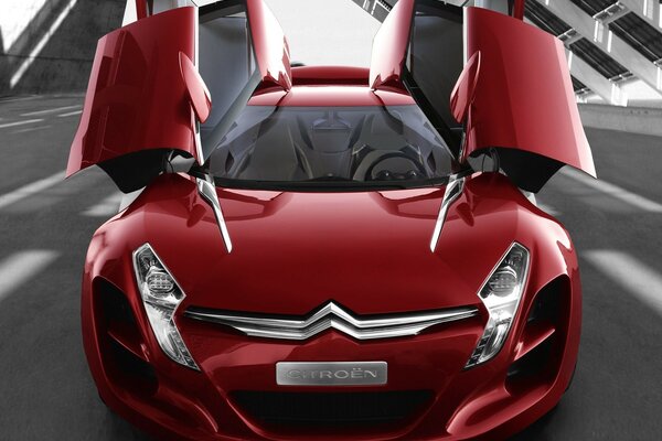 Concept car Citroen rossa a quattro porte con porte in aumento