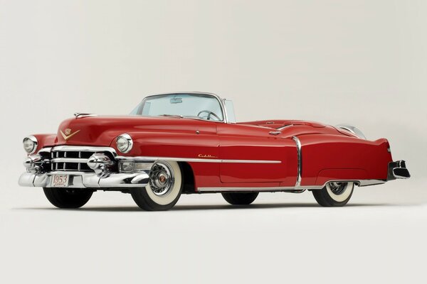 Roter Cadillac Eldorado auf hellem Hintergrund