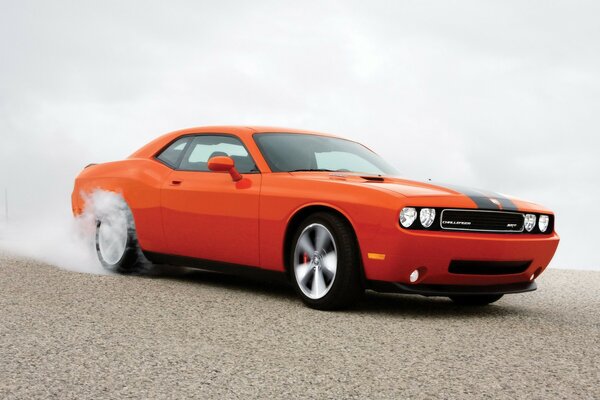 Das orange Challenger Auto driften