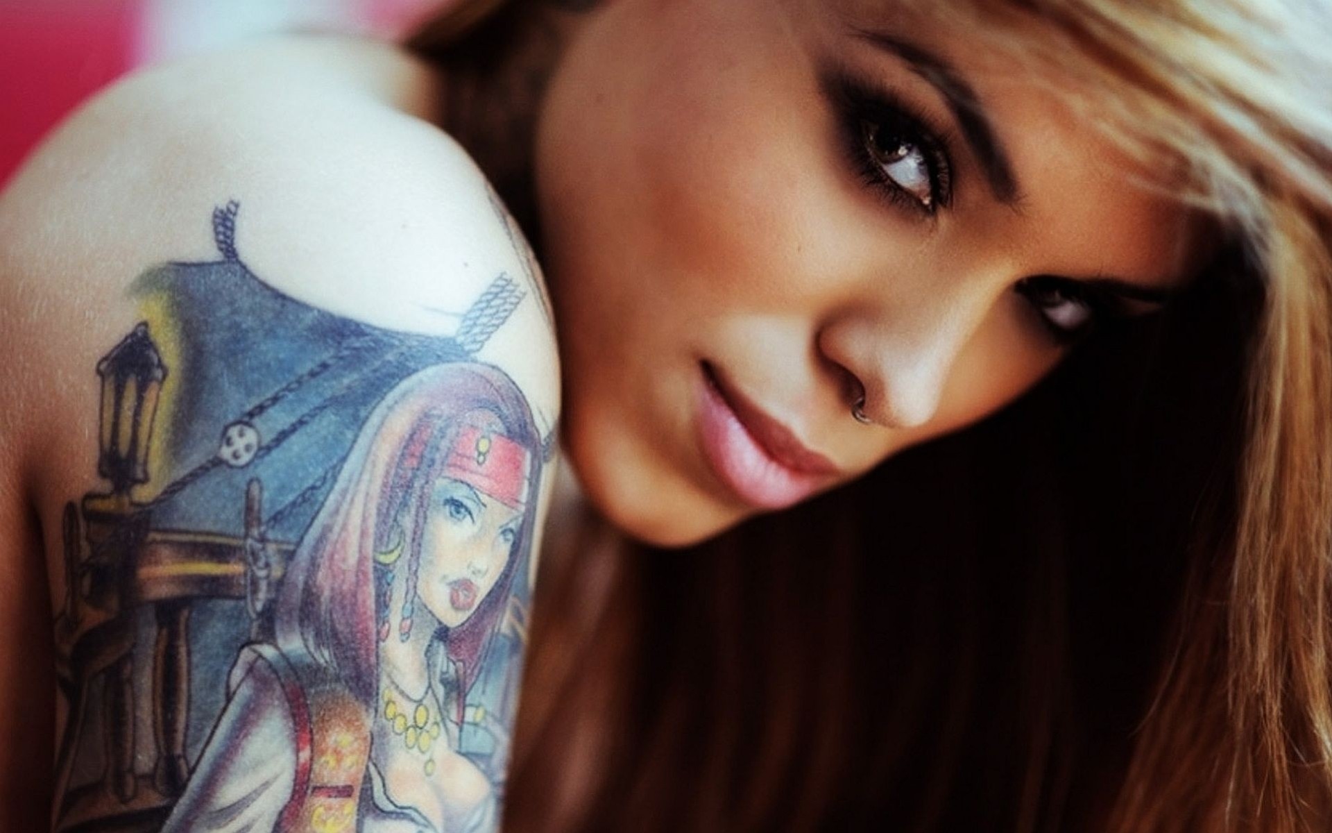 donna ragazza bruna macro tatuaggio