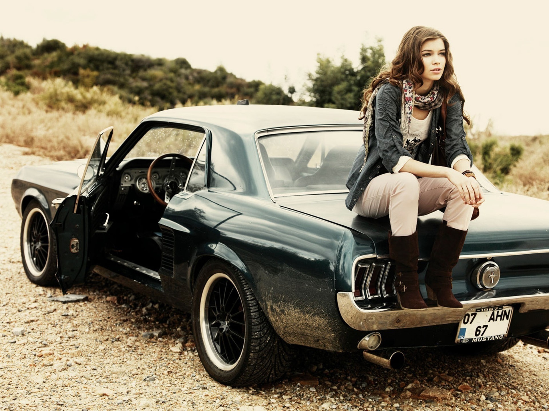 donna ford ragazza bruna auto mustang grigio