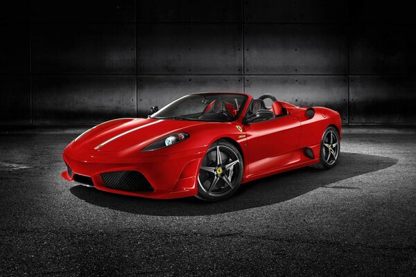 Ferrari f430 auto sportiva rossa su sfondo scuro mtena di notte