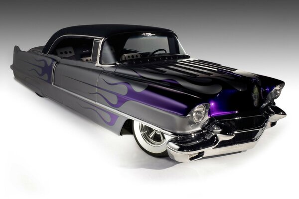 Cadillac Lowrider argento con stampa fiamma viola