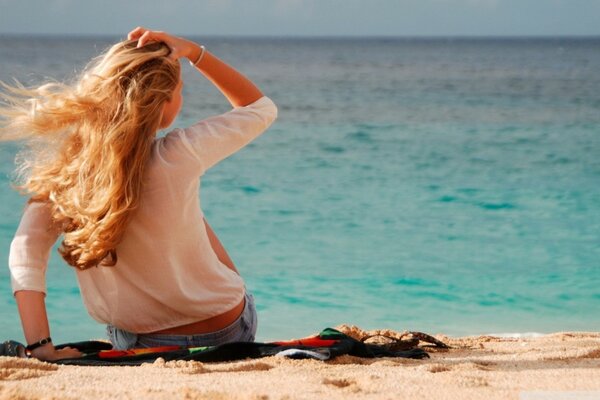 Chica con el pelo largo en la playa