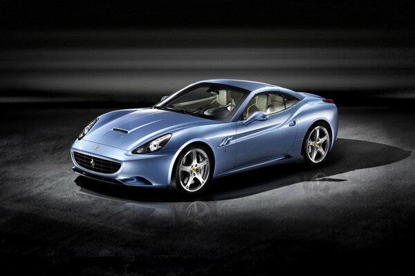 Blu ferrari California su sfondo molto scuro