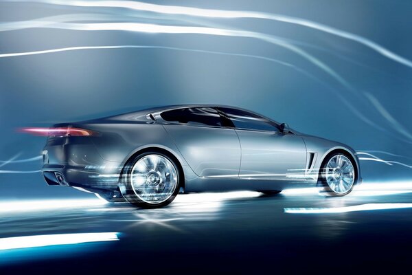 La Jaguar c-xf guida alla velocità. Sfondo grigio con cerniere