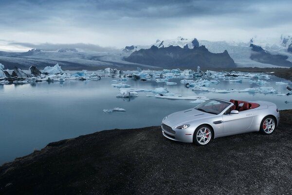 Roadster sur fond d océan avec des icebergs