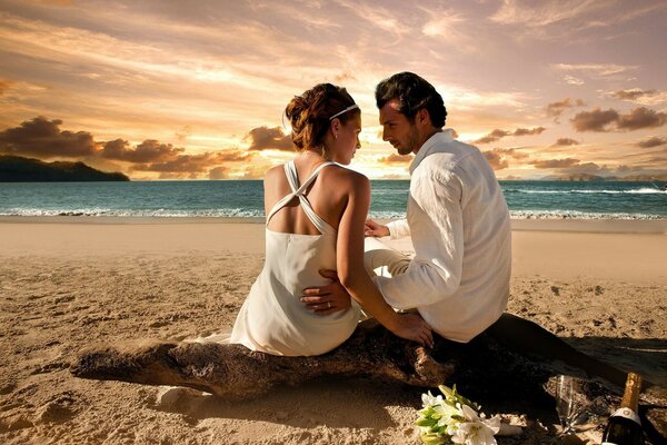 Couple d amoureux au bord de la mer