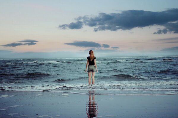 La ragazza e il mare. Onde solletico piedi