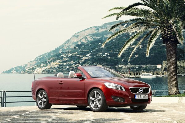 Volvo rojo en el fondo de las montañas