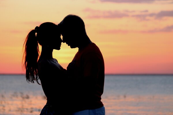 Chica enamorada y su hombre al atardecer