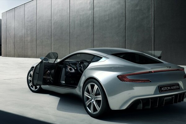 El aston martin se ve genial